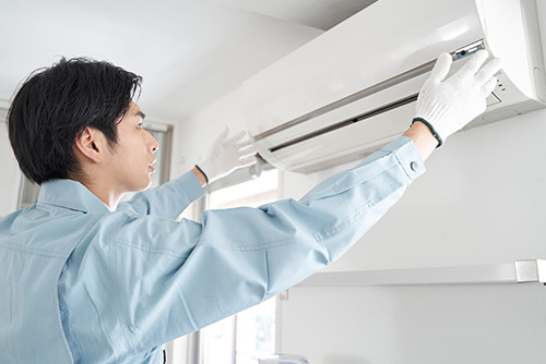 株式会社フジ電設の事業案内です。 エアコンの取り付け作業